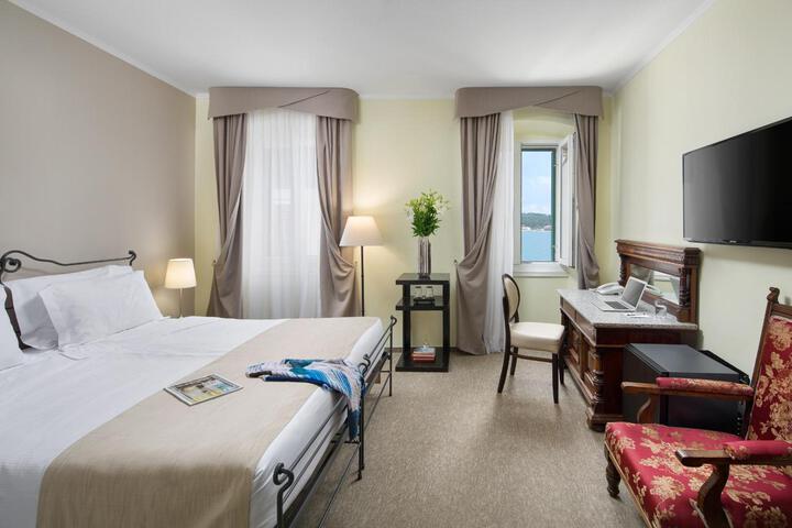 Room 14 of 102