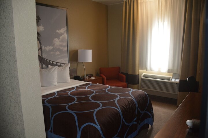 1 Queen Bed (8 of 11)