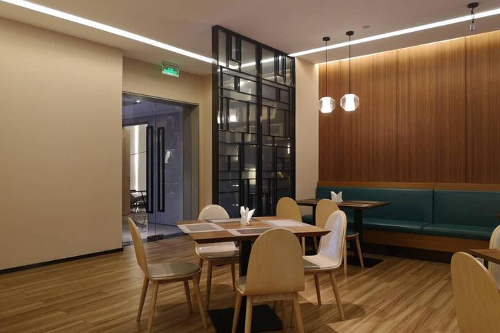 Lounge 18 of 23