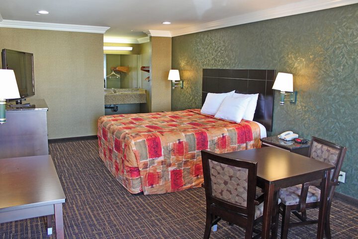 1 King Bed (16 of 21)