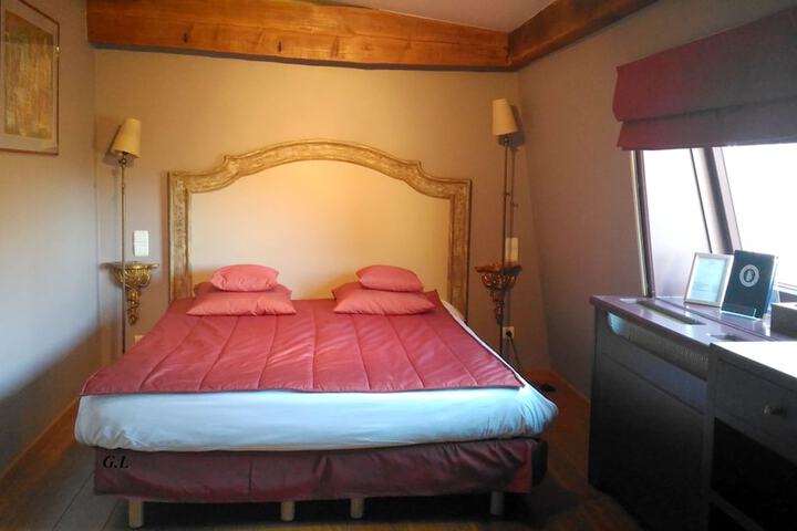 Room 9 of 42