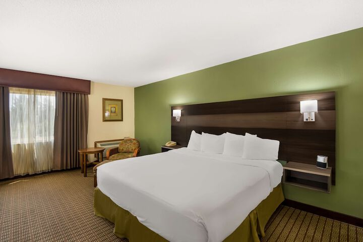 Accessible 1 King Accessible Roll in Shower Work Desk Microwave and Refrigerator WiFi Full Breakfast (4 of 14)