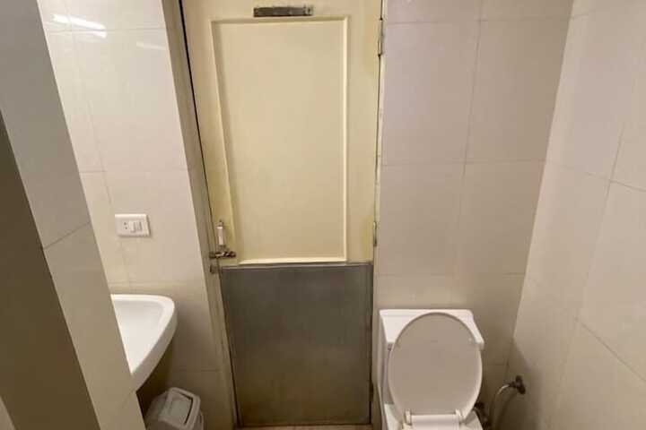 Room 33 of 47