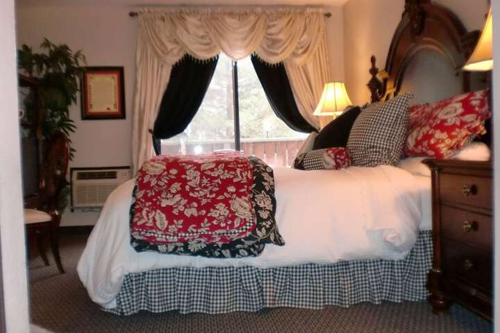 Deluxe King Bed Partial Lake View (36 of 48)