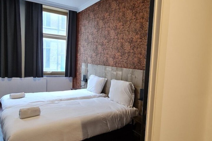 Room 5 of 11