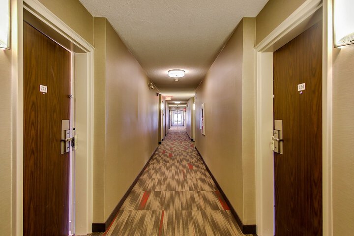 Ballroom/Hall 27 of 28