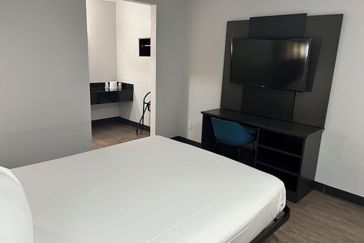 1 Queen Bed (4 of 14)