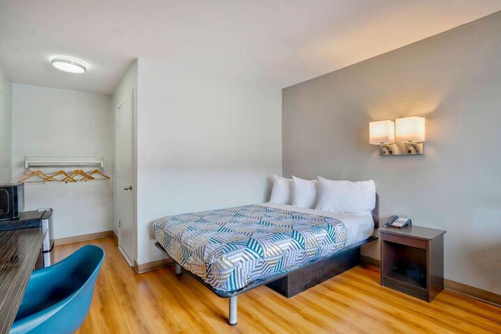 Deluxe Room 1 Queen Bed (2 of 12)