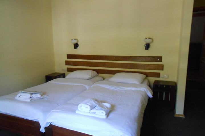 Room 11 of 33