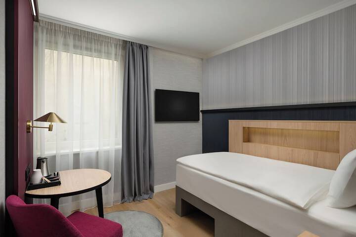 Room 16 of 42