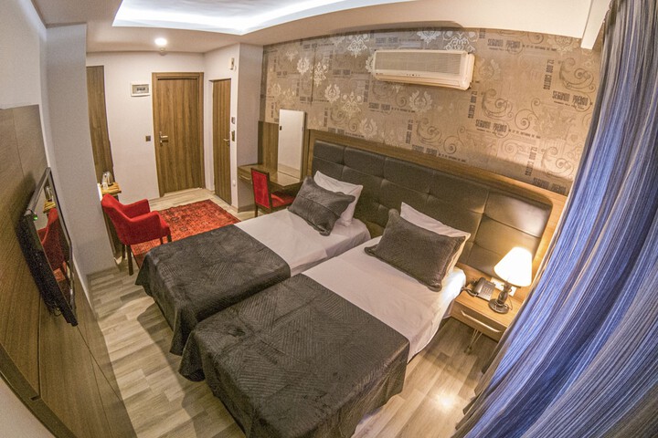 Room 5 of 11