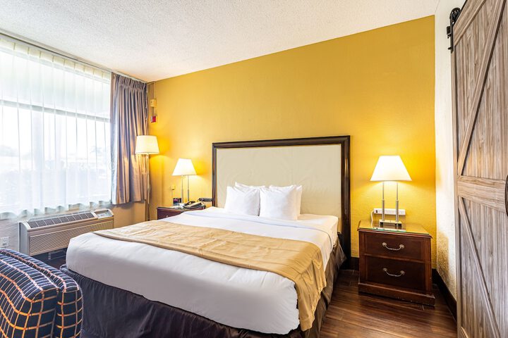 1 King Bed (1 of 18)