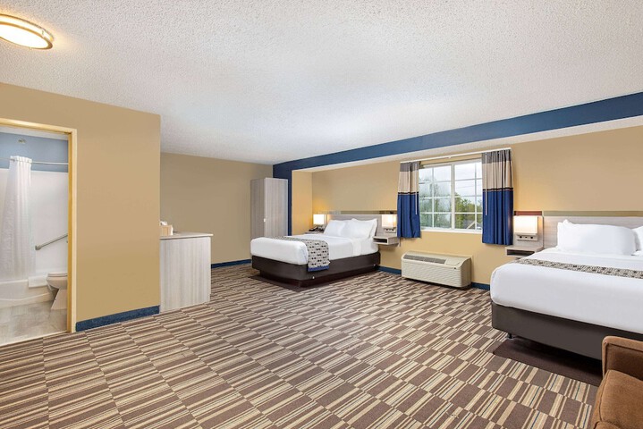1 Queen Bed (18 of 27)