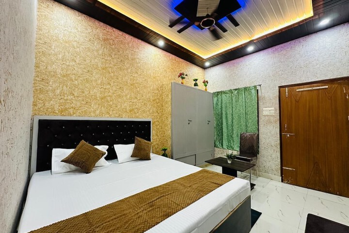 Room 3 of 20