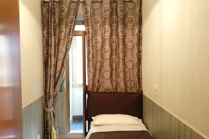 Room 4 of 16