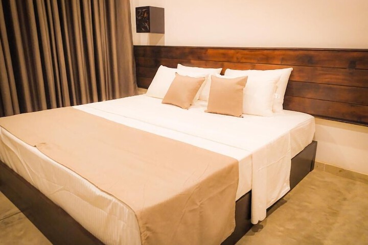 Room 4 of 8