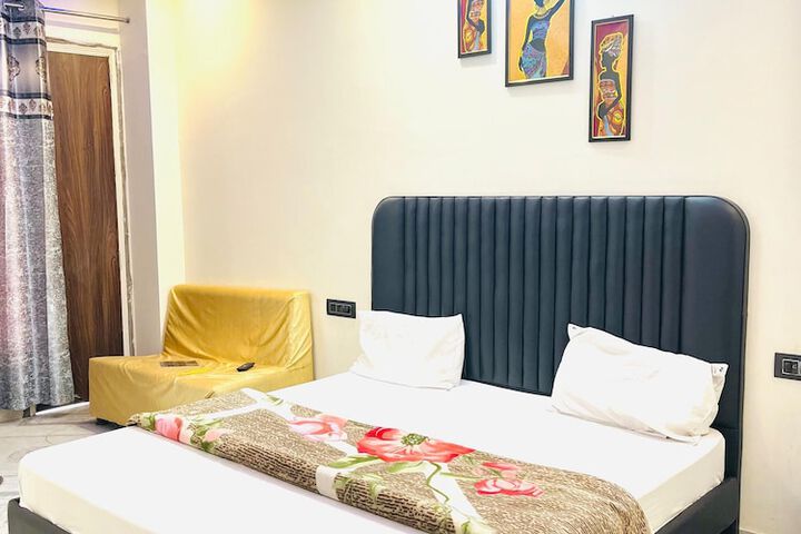 Room 9 of 16
