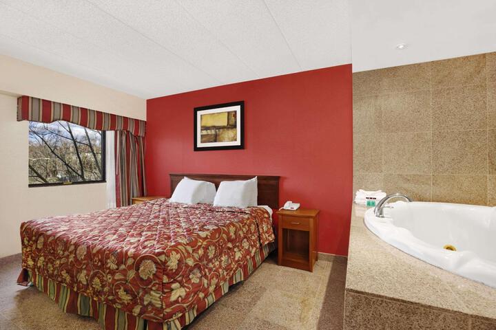 2 Queen Beds (7 of 11)