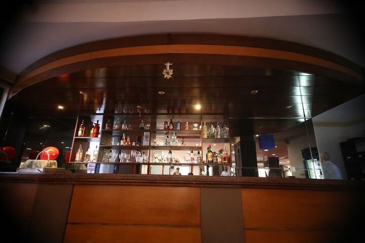 Lounge 33 of 44