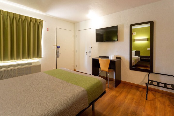 1 Queen Bed (10 of 10)