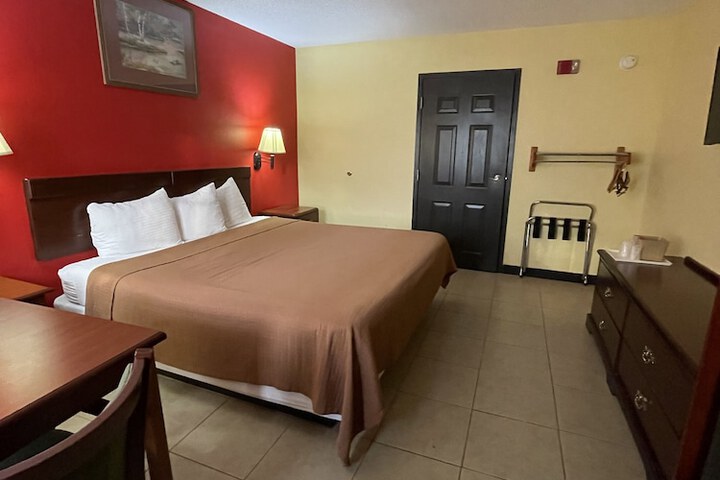 1 King Bed (2 of 9)
