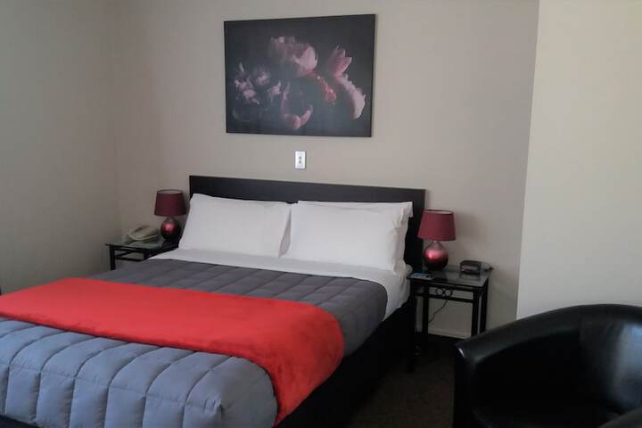 Room 3 of 84
