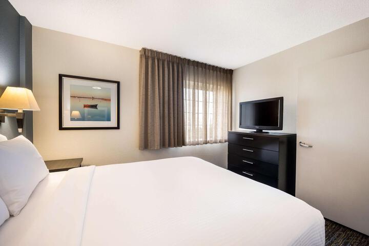 Studio Suite Queen Bed (14 of 16)
