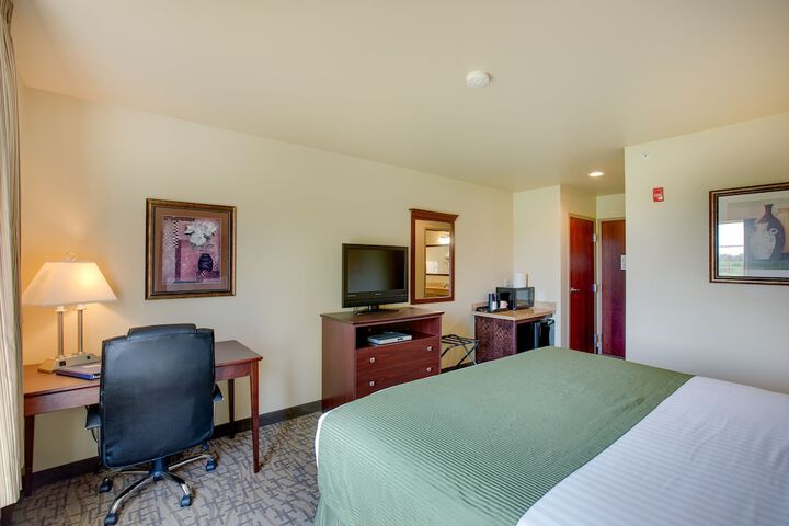 Accessible King Guestroom (2 of 13)