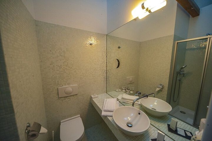 Room 6 of 7