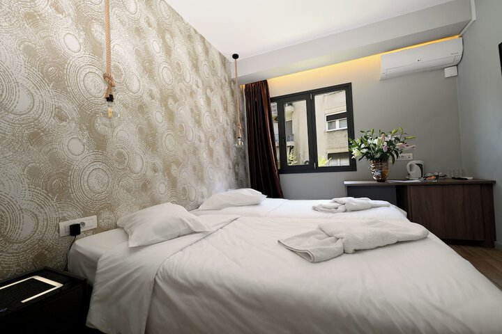 Room 90 of 200