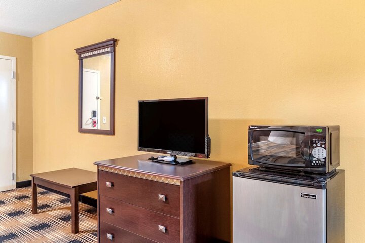 Room 11 of 28