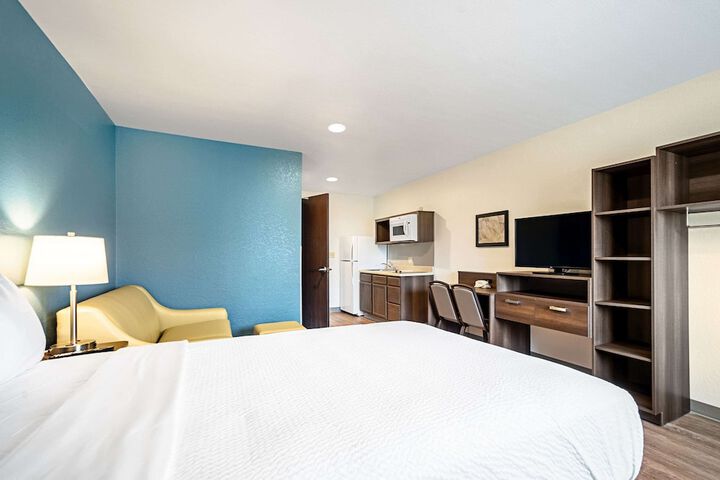 1 Queen Bed (8 of 22)
