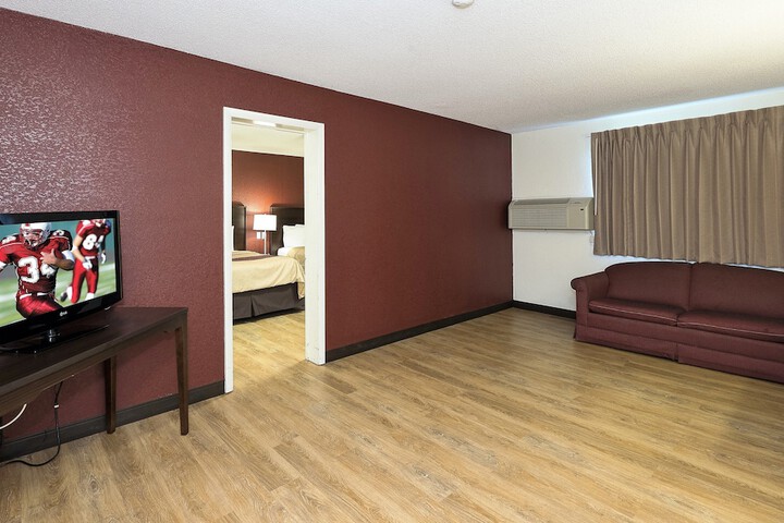 Deluxe Queen Bed Accessible (24 of 24)