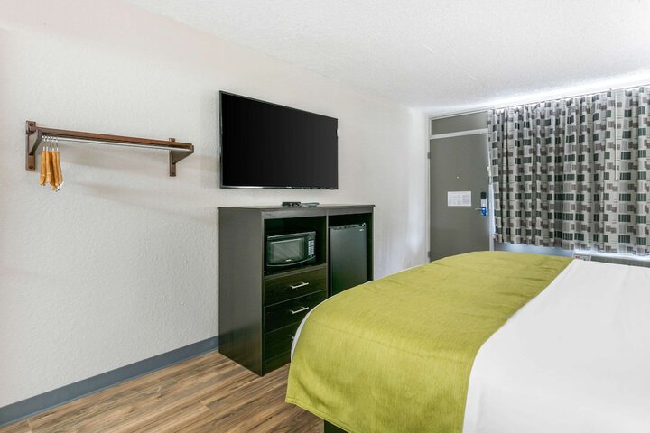 1 King Bed Accessible (17 of 17)