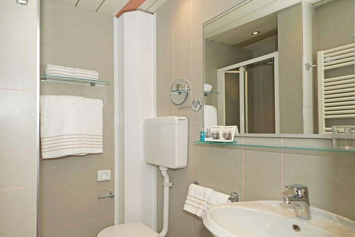 Room 16 of 68