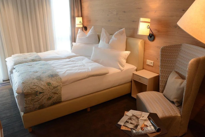 Room 4 of 9