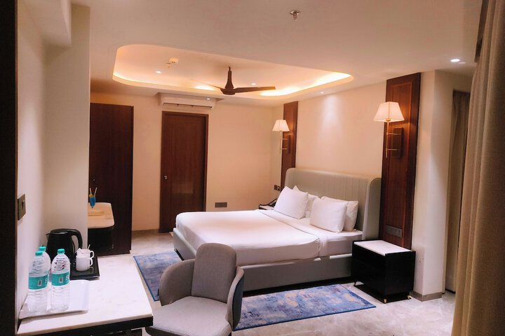 Room 28 of 77
