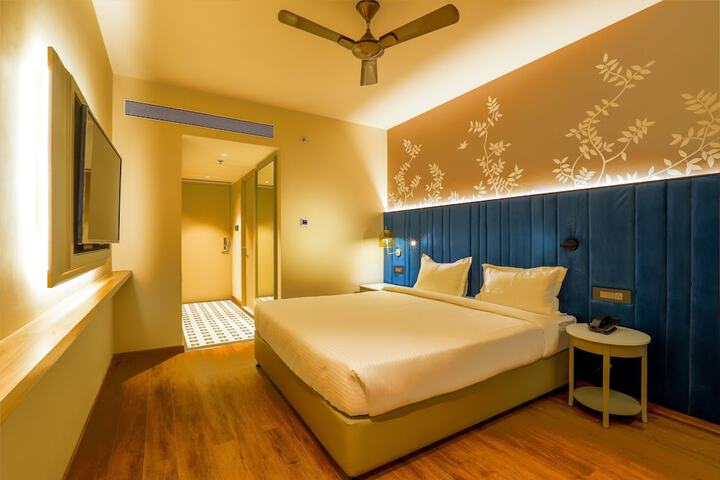 Room 9 of 18