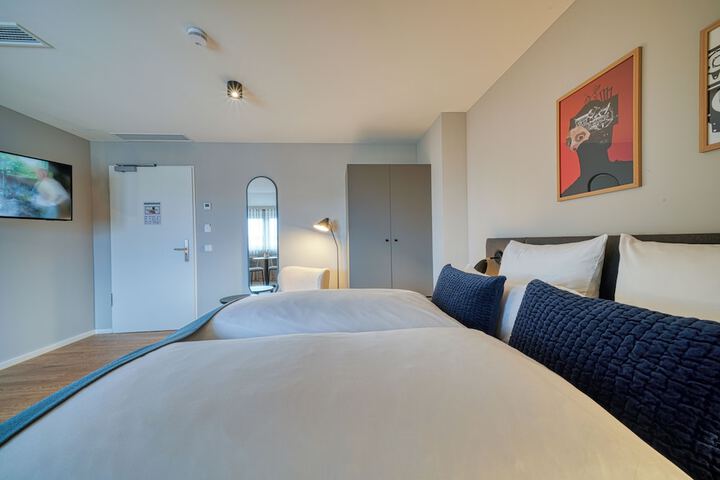 Room 8 of 32
