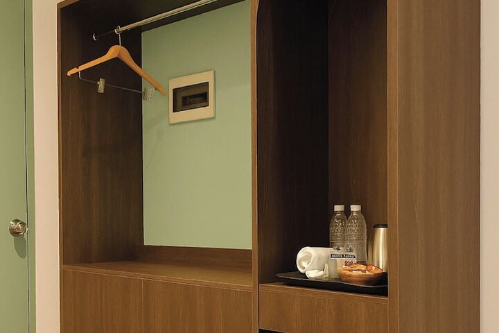 Room 6 of 15
