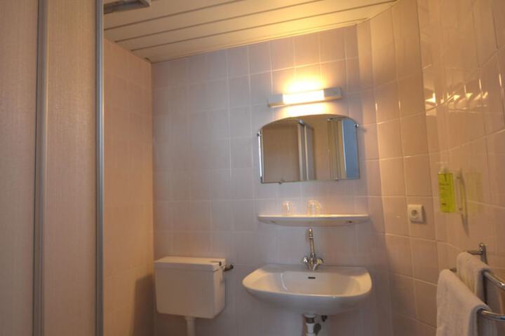 Room 13 of 38