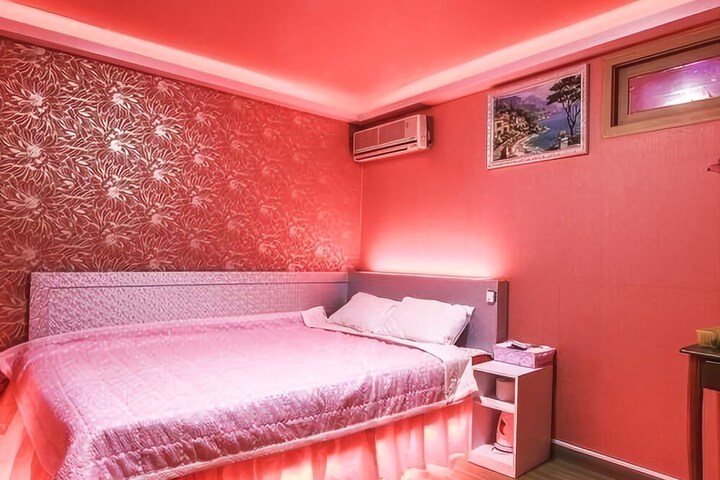 Room 4 of 17