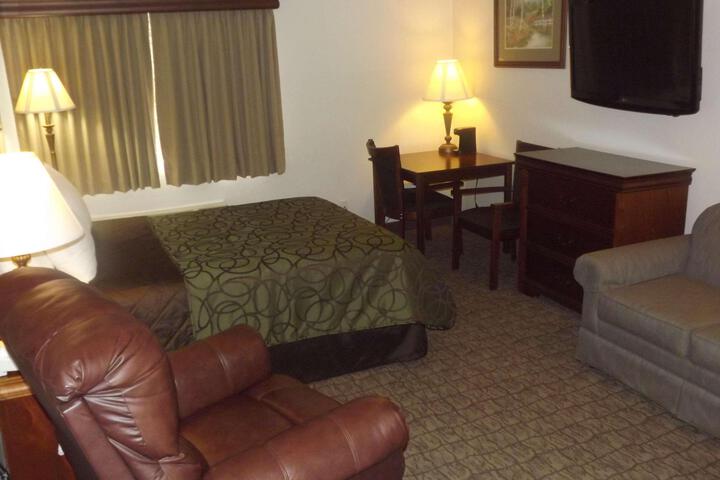1 King Bed Larger Room Sitting Area Microwave, Refrigerator WiFi Walk in Shower Full Breakfast (10 of 17)