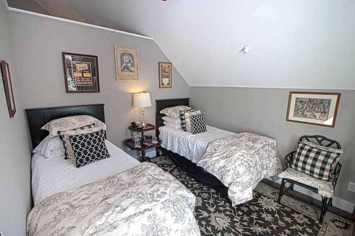 Room 9 of 203