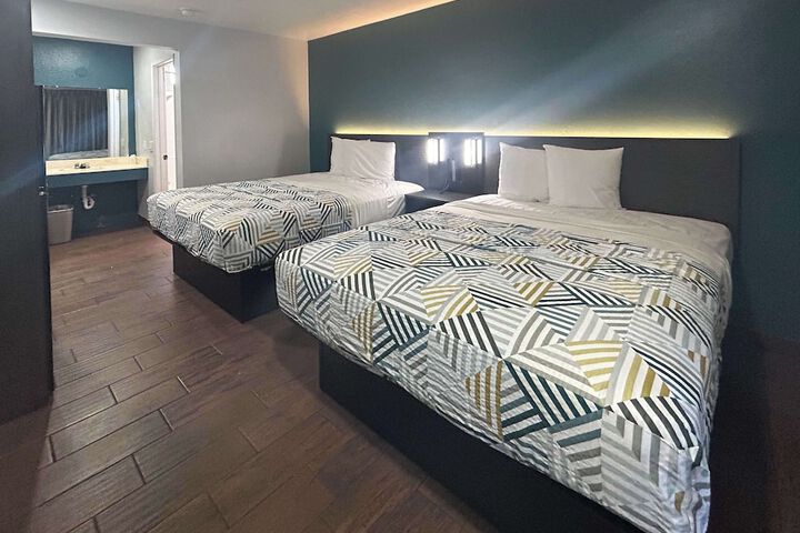 Room 4 of 10