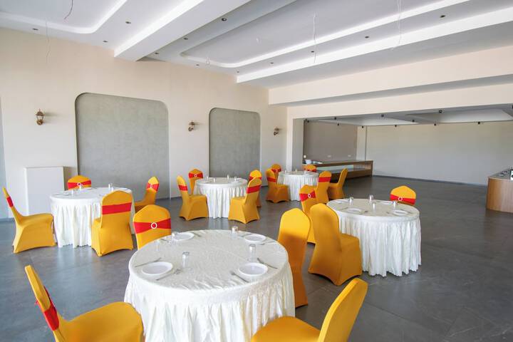 Ballroom/Hall 44 of 45