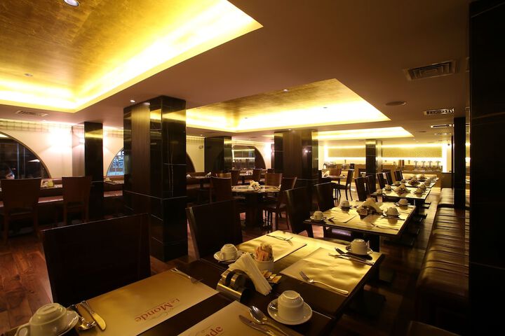 Dining 31 of 38