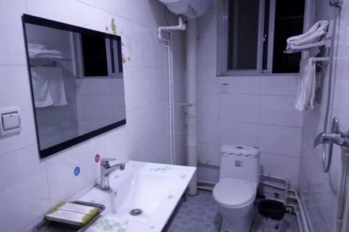 Room 8 of 9