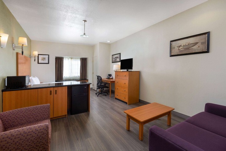 1 King Bed Deluxe Suite
