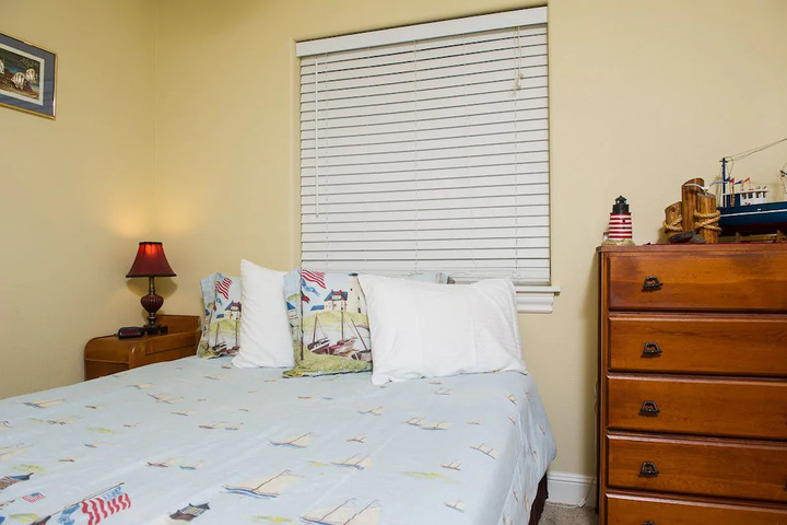 Room 5 of 8